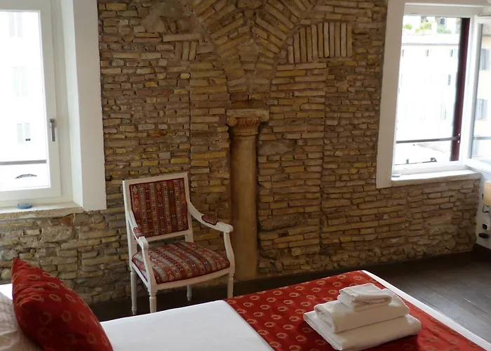 The Column Of Campo De' Fiori Apartment